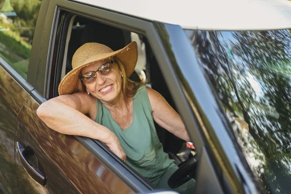 Pembalap Wanita Senior Yang Bahagia Dengan Topi Jerami Duduk Mobil — Stok Foto
