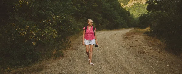 Emocionado Mujer Mayor Feliz Mochilero Turista Caminando Verano Bosque Carretera —  Fotos de Stock