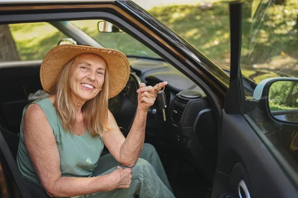 Wanita Tua Yang Gembira Duduk Mobil Baru Sambil Memegang Kunci — Stok Foto