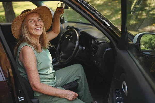 Aufgeregte Seniorin Sitzt Neuen Auto Freien Hält Schlüssel Der Hand Stockbild