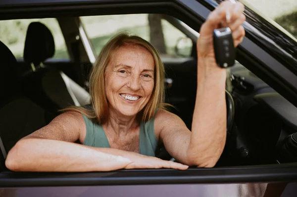 Wanita Tua Duduk Mobil Baru Luar Ruangan Memegang Kunci Tersenyum — Stok Foto