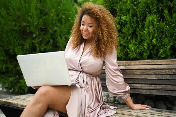 Aantrekkelijke Vrolijke Stijlvolle Size Afro Amerikaanse Vrouw Student Freelancer Afro — Stockfoto