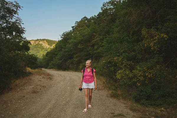 Emocionado Mujer Mayor Feliz Mochilero Turista Caminando Verano Bosque Carretera —  Fotos de Stock