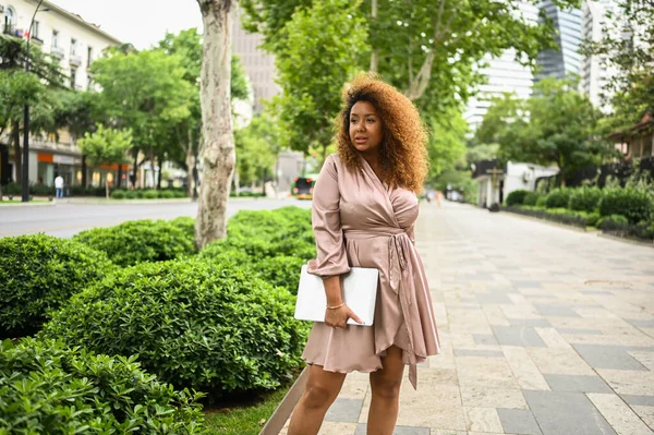 Attraktive Glücklich Stilvolle Größe Afroamerikanische Studentin Freiberuflerin Afro Haar Mit lizenzfreie Stockbilder