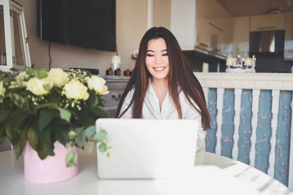 Wanita Bisnis Asia Cantik Yang Bekerja Secara Online Dengan Komputer — Stok Foto