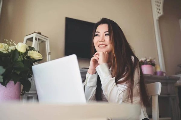 Fiatal Gyönyörű Ázsiai Üzletasszony Dolgozik Online Laptop Elhelyezett Asztalnál Otthon Stock Fotó