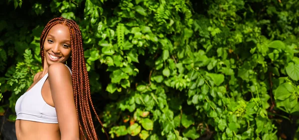 Außenporträt Von Natürlichen Schöne Junge Afroamerikanerin Lange Rote Zöpfe Frisur — Stockfoto