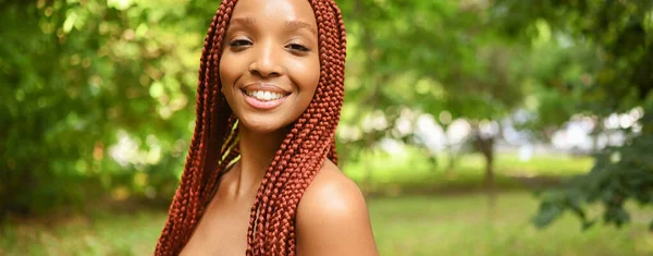 Nahaufnahme Porträt Schöne Junge Afroamerikanerin Mit Roten Zöpfen Perfekt Weißen — Stockfoto