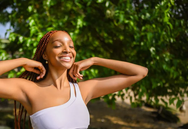 Potret Luar Ruangan Dari Alam Cantik Muda Afrika Amerika Wanita — Stok Foto