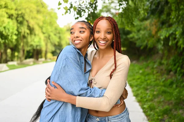 Potret Gaya Jalan Indah Pasangan Kulit Hitam Wanita Afrika Amerika — Stok Foto