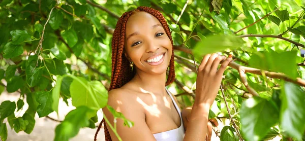Potret Wanita Muda Afrika Amerika Yang Cantik Dengan Rambut Merah — Stok Foto