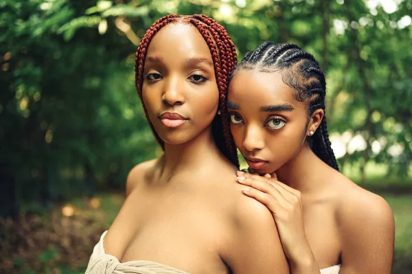 Fashion Close Outdoor Potret Indah Muda Afrika Amerika Perempuan Pasangan — Stok Foto