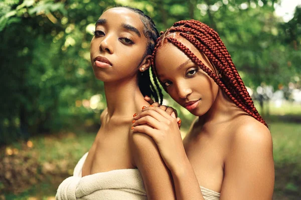 Fashion Close Outdoor Potret Indah Muda Afrika Amerika Perempuan Pasangan — Stok Foto