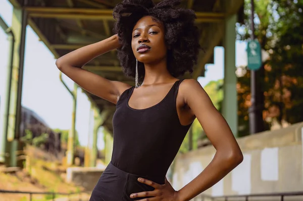 Mode Freien Streetstyle Porträt Schöne Junge Afroamerikanerin Posiert Draußen Auf — Stockfoto