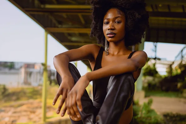 Moda Rua Livre Estilo Retrato Bela Jovem Afro Americana Posando — Fotografia de Stock