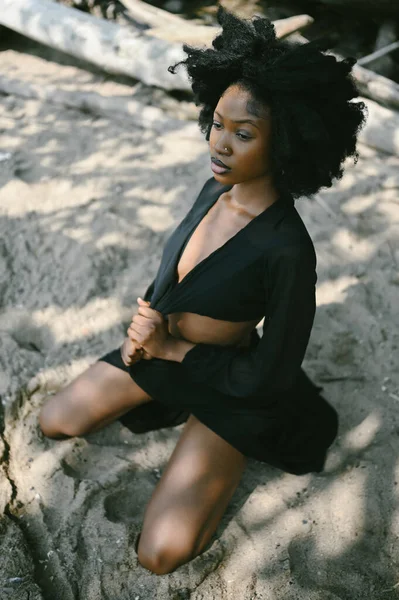 ファッション屋外ビーチの肖像画晴れた夏の日に大きな緑の木と砂浜の海岸に外をポーズ美しい若いアフリカ系アメリカ人の黒人女性 ナチュラルスキンケア — ストック写真