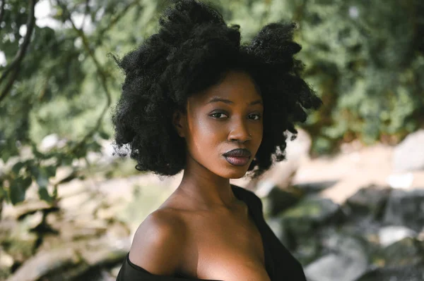 Κοντινό Πλάνο Πορτρέτο Μόδας Όμορφη Νεαρή Αφροαμερικανή Μαύρη Γυναίκα Γυμνοί — Φωτογραφία Αρχείου