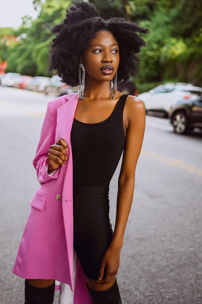 Mode Utomhus Street Style Porträtt Vackra Unga Afroamerikanska Kvinna Poserar — Stockfoto