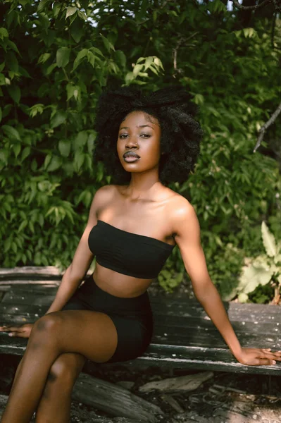 屋外の肖像画美しい若いアフリカ系アメリカ人の黒の女性は スリムな完璧な体の裸の肩の外にポーズをとって 晴れた夏の日の緑の葉 ナチュラルスキンケア — ストック写真