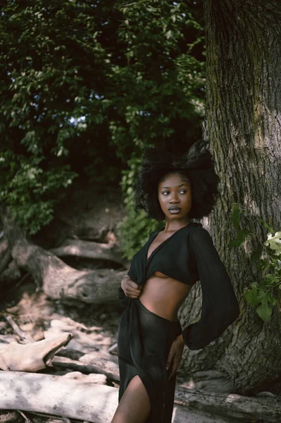 Móda Venkovní Pláž Portrét Krásná Mladá Afroameričanka Černá Žena Pózuje — Stock fotografie