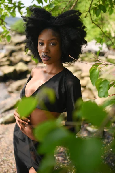 Модний Портрет Відкритого Пляжу Красива Молода Афроамериканська Чорна Жінка Позує — стокове фото