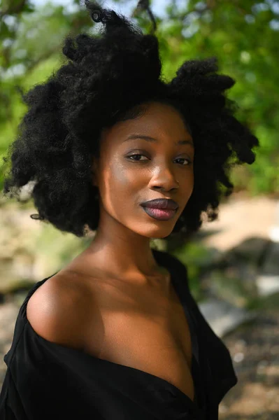Κοντινό Πλάνο Πορτρέτο Μόδας Όμορφη Νεαρή Αφροαμερικανή Μαύρη Γυναίκα Γυμνοί — Φωτογραφία Αρχείου