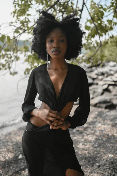 Μόδα Υπαίθρια Παραλία Πορτρέτο Όμορφη Νεαρή Αφροαμερικανή Μαύρη Γυναίκα Ποζάροντας — Φωτογραφία Αρχείου