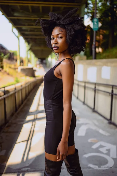 Mode Utomhus Gata Stil Porträtt Vacker Ung Afroamerikansk Kvinna Poserar — Stockfoto