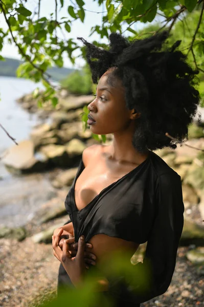 Μόδα Υπαίθρια Παραλία Πορτρέτο Όμορφη Νεαρή Αφροαμερικανή Μαύρη Γυναίκα Ποζάροντας — Φωτογραφία Αρχείου