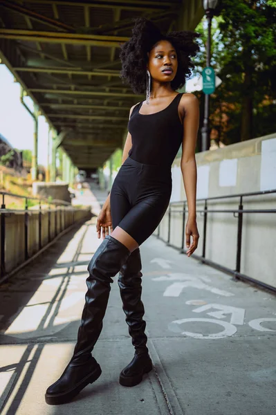 时尚户外街道风格肖像画美丽的年轻非洲裔美国女人穿着黑色高皮靴 在城市景观夏日站在外面 — 图库照片