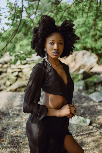 Moda Odkryty Portret Plaży Piękna Młoda Afroamerykanka Czarna Kobieta Pozowała — Zdjęcie stockowe