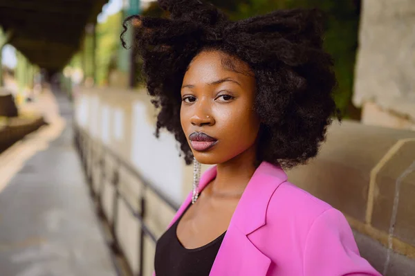 ピンクのジャケットを着て都市景観夏の日に外にポーズを美しい若いアフリカ系アメリカ人女性のファッション屋外ストリートスタイルの肖像画 魅力的な黒人女性 多様性の概念 — ストック写真