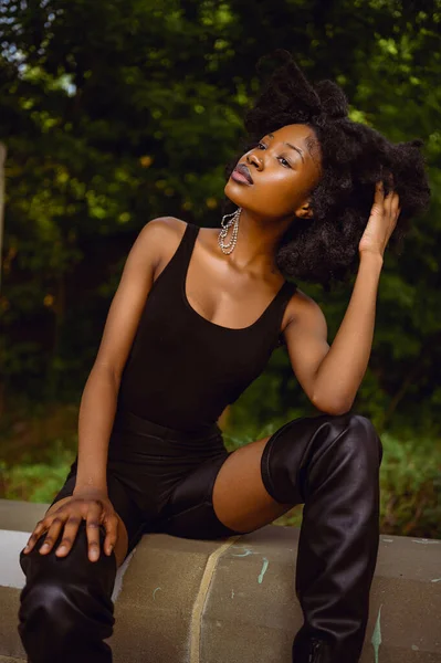 Móda Venkovní Ulice Styl Portrét Krásná Mladá Afroameričanka Pózuje Venku — Stock fotografie