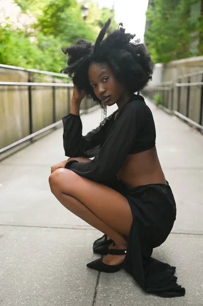 Mode Freien Streetstyle Porträt Schöne Junge Afroamerikanerin Posiert Draußen Auf — Stockfoto