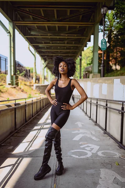时尚户外街道风格肖像画美丽的年轻非洲裔美国女人穿着黑色高皮靴 在城市景观夏日站在外面 — 图库照片
