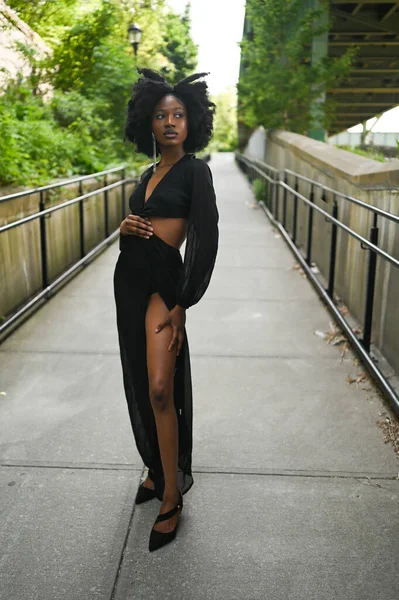 Moda Livre Estilo Rua Retrato Bela Jovem Afro Americano Mulher — Fotografia de Stock