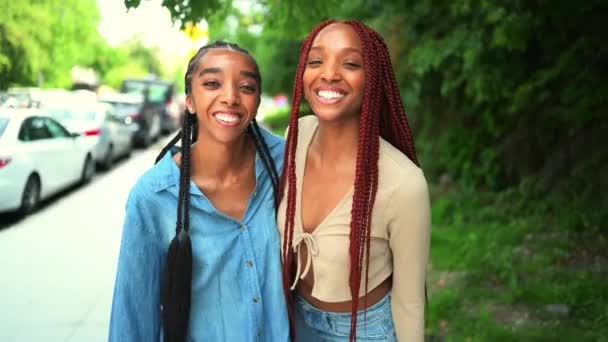 Portret Stylu Ulicy Piękna Młoda Afroamerykanka Czarna Para Włosy Warkocze — Wideo stockowe