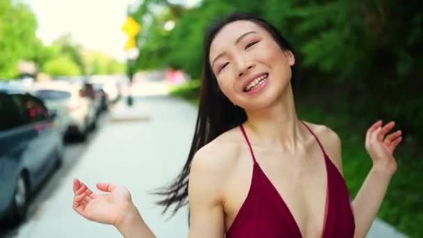 Gaya Jalan Potret Luar Ruangan Beautiful Chinese Asia Muda Tersenyum — Stok Video