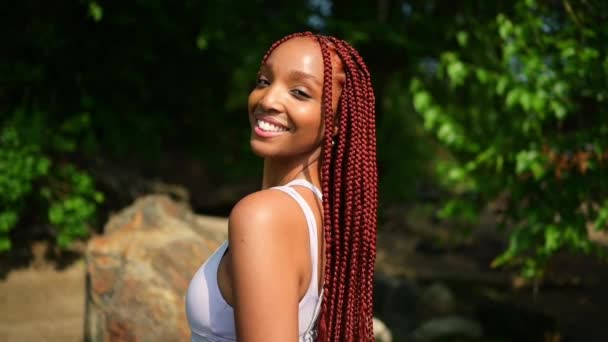 Портрет Молодой Афроамериканки Длинными Рыжими Волосами Идеальными Белыми Зубами Улыбающейся — стоковое видео