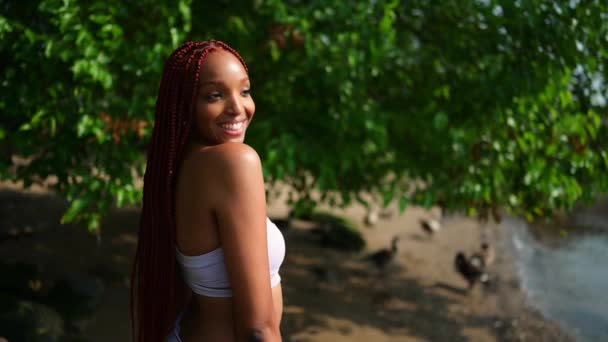 Außenporträt Von Natürlichen Schöne Junge Afroamerikanerin Lange Rote Zöpfe Frisur — Stockvideo