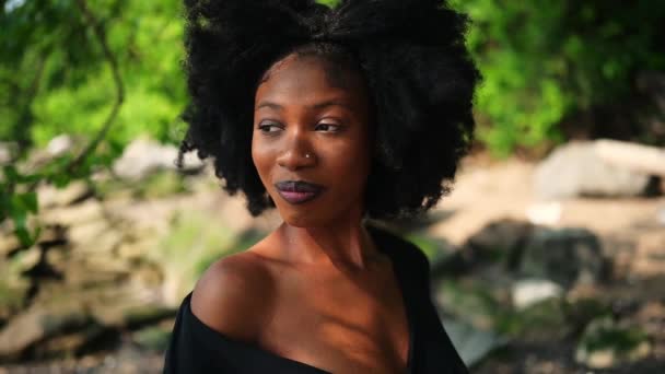 Primer Plano Retrato Cámara Lenta Hermosa Joven Afroamericana Mujer Negra — Vídeos de Stock