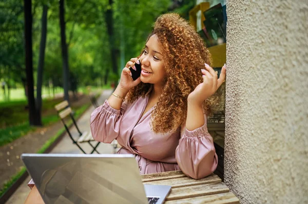 Atrakcyjny Szczęśliwy Stylowy Size Afroamerykanin Czarny Biznes Kobieta Mówi Telefon — Zdjęcie stockowe