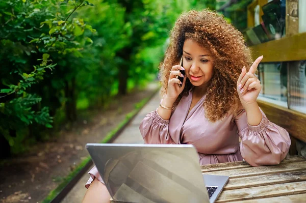 Atrakcyjny Szczęśliwy Stylowy Size Afroamerykanin Czarny Biznes Kobieta Mówi Telefon — Zdjęcie stockowe