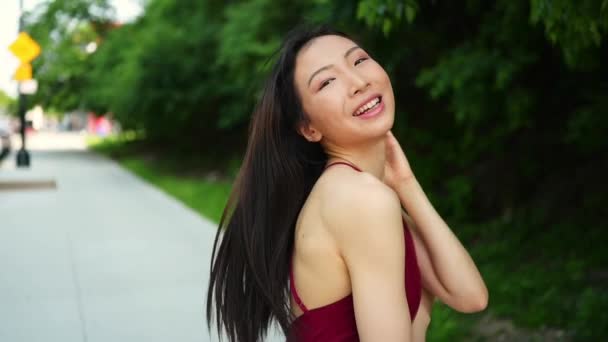 Utcai Stílusú Kültéri Portré Gyönyörű Fiatal Kínai Ázsiai Boldog Mosolygós — Stock videók