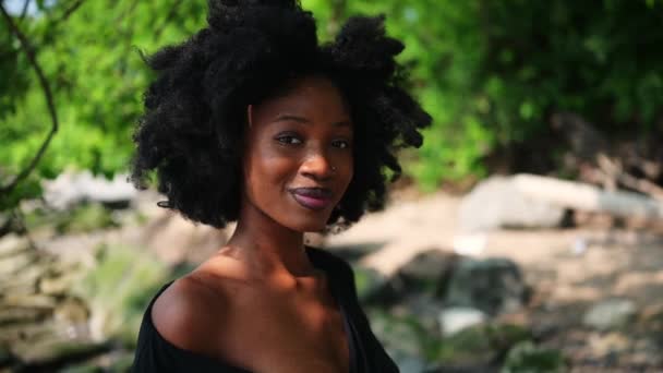 Красивая Молодая Афро Американская Черная Женщина Идеальные Белые Зубы Улыбаясь — стоковое видео