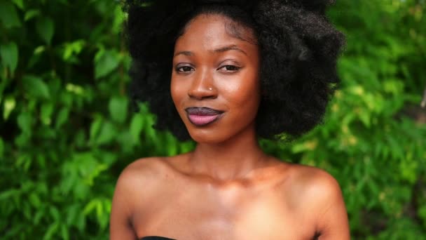 Primer Plano Retrato Cámara Lenta Hermosa Joven Afroamericana Mujer Negra — Vídeos de Stock