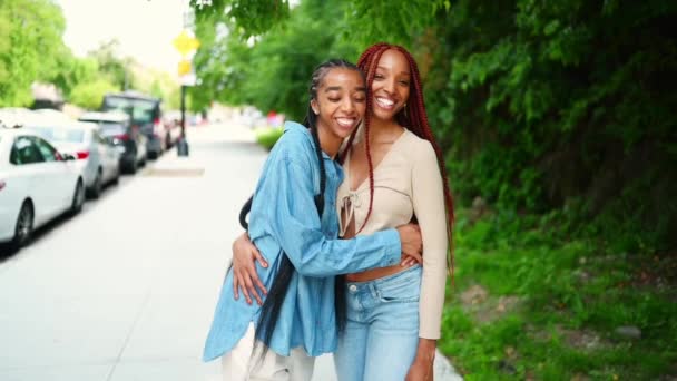Sokak Tarzı Güzel Afro Amerikan Kadın Siyah Çift Portresi Saç — Stok video