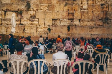 27 Kasım 2022, Kudüs, İsrail. Yahudi ve turist kalabalığı, Yahudiliğin kutsal yeri olan Eski Batı Ağlama Duvarı 'nda Shacharit gündoğumu namazı için toplandı. Tapınak Dağı ve Zeytin Dağı. 