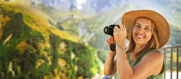 Porträtt Glad Äldre Kvinna Turist Reser Med Kamera Som Poserar — Stockfoto