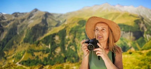 Gülümseyen Mutlu Yaşlı Bir Turistin Portresi Elinde Kamerayla Dağların Arkasına — Stok fotoğraf